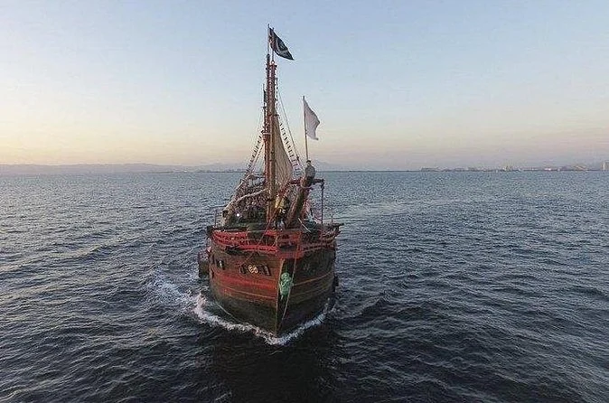 Nachtfahrt, Piratenshow & Dinner