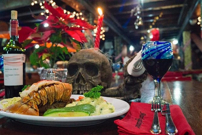 Una cena servida en la mesa de un barco pirata
