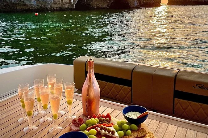 Copas de champán y un plato de fruta en la cubierta de un yate